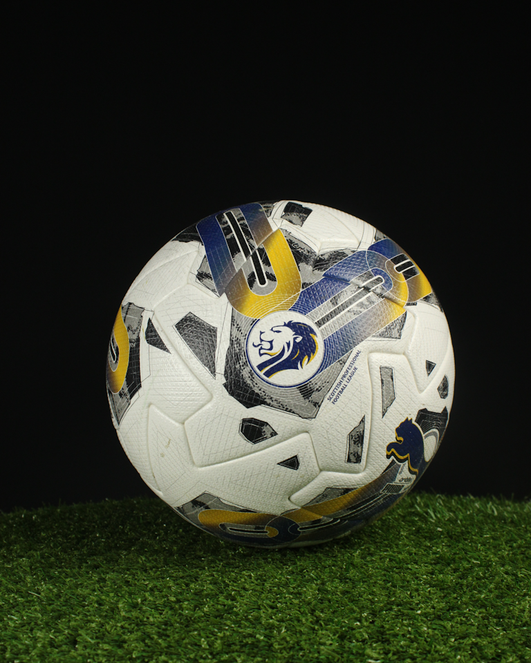 Hibernian | Match Scored Ball `15 - Myziane Maolida