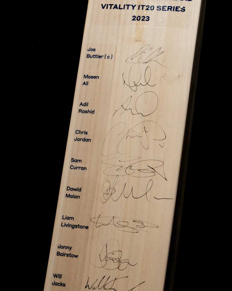 Squad signed 2023 IT20 Eng v NZ Cricket Bat