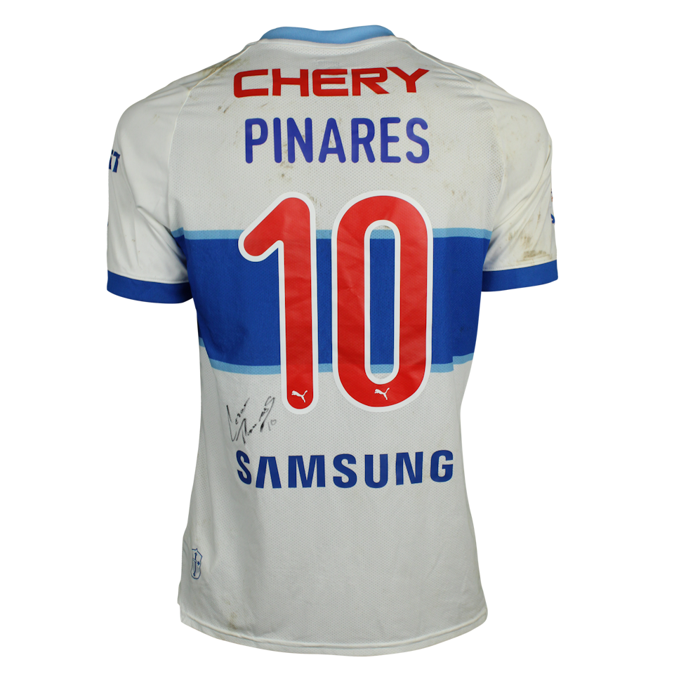 César Ignacio Pinares Tamayo Universidad Católica shirt