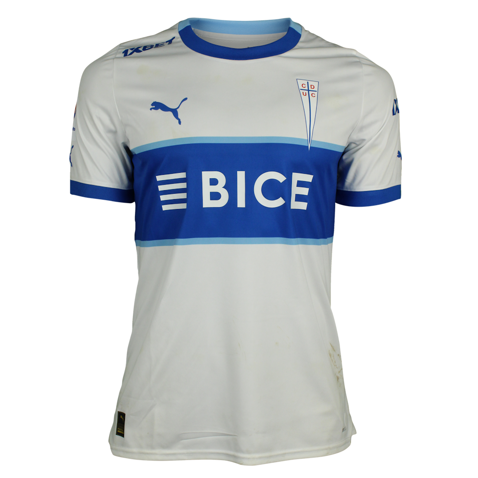 César Ignacio Pinares Tamayo Universidad Católica shirt