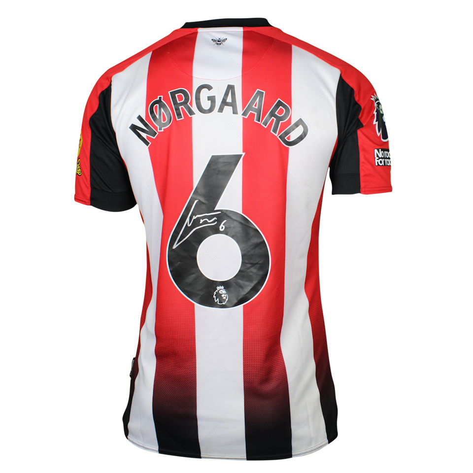 Christian Nørgaard Brentford のシャツ