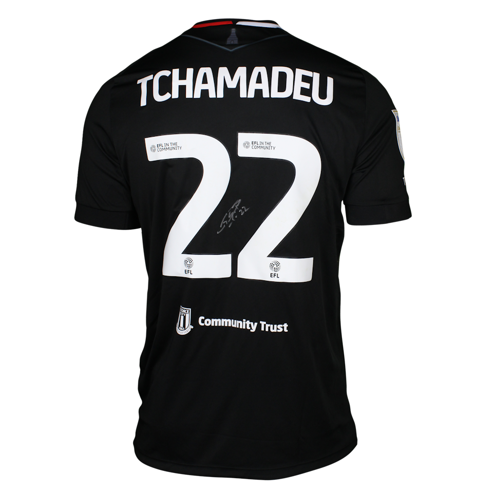 Stoke City 팀의 Junior Tchamadeu 셔츠