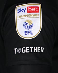 Stoke City 팀의 Junior Tchamadeu 셔츠