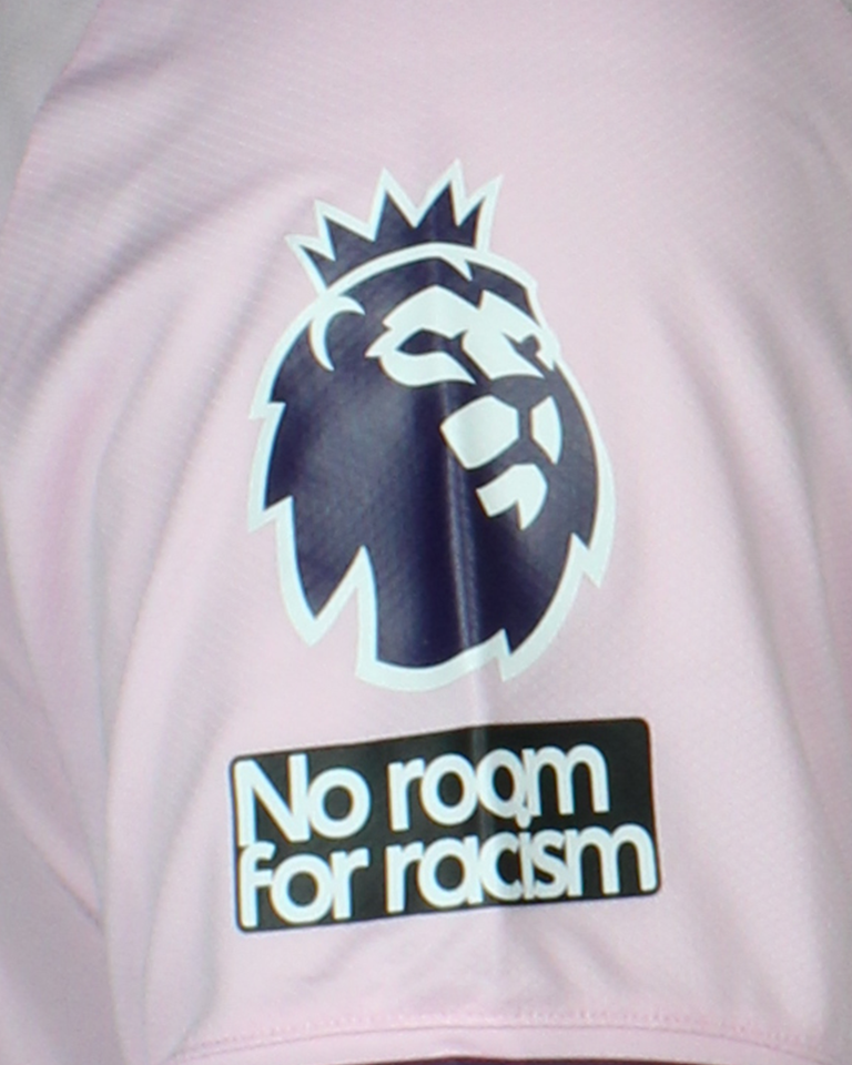 Mads Roerslev  Brentford shirt