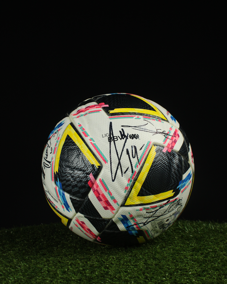 Club América Squad Signed Ball - 1