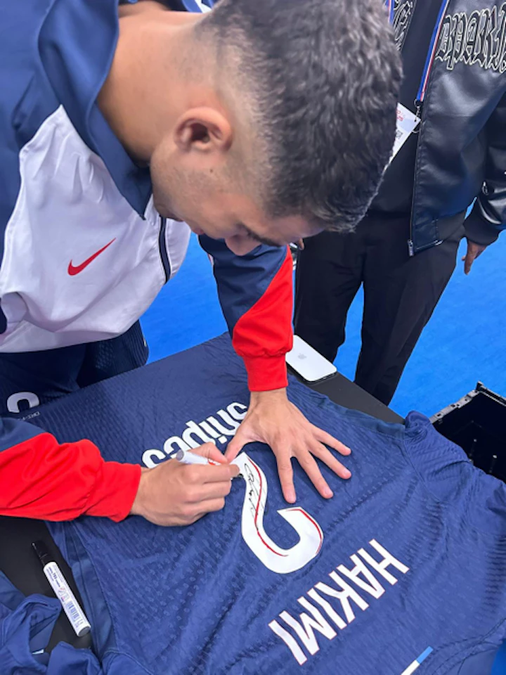 来自Paris Saint-Germain的Achraf Hakimi球衣