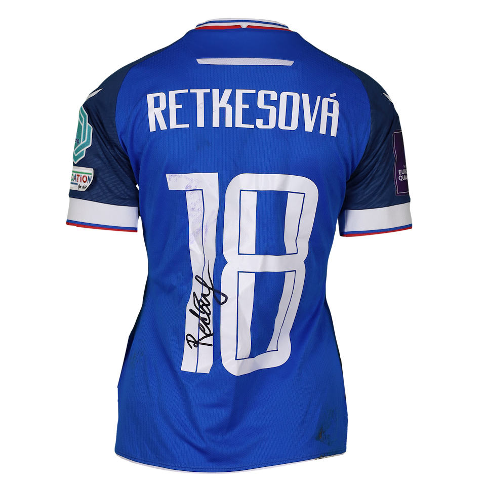 Laura Retkesová Slovakia W jersey