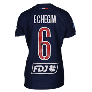 Paris Saint-Germain Féminines 팀의 Onyi Echegini 셔츠