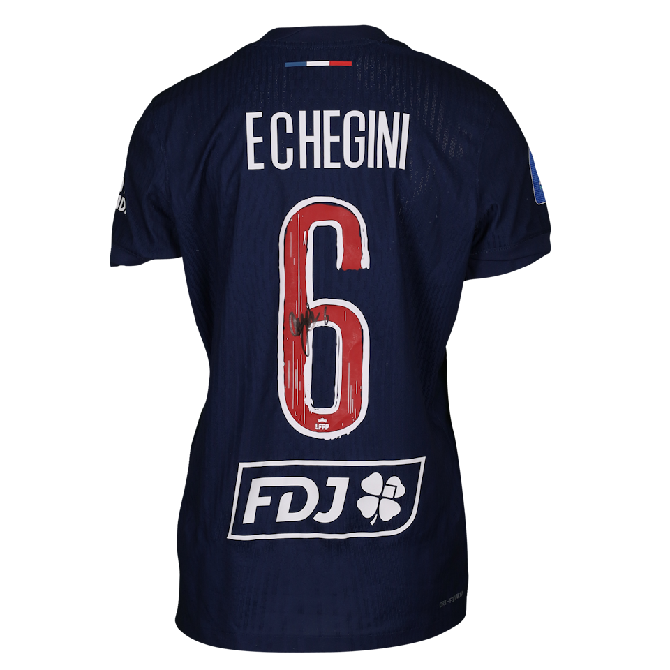 Paris Saint-Germain Féminines 팀의 Onyi Echegini 셔츠
