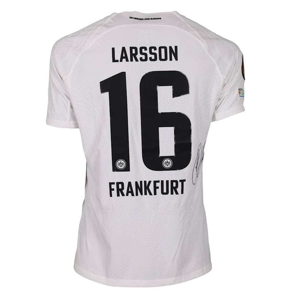 Hugo Larsson Eintracht Frankfurt shirt