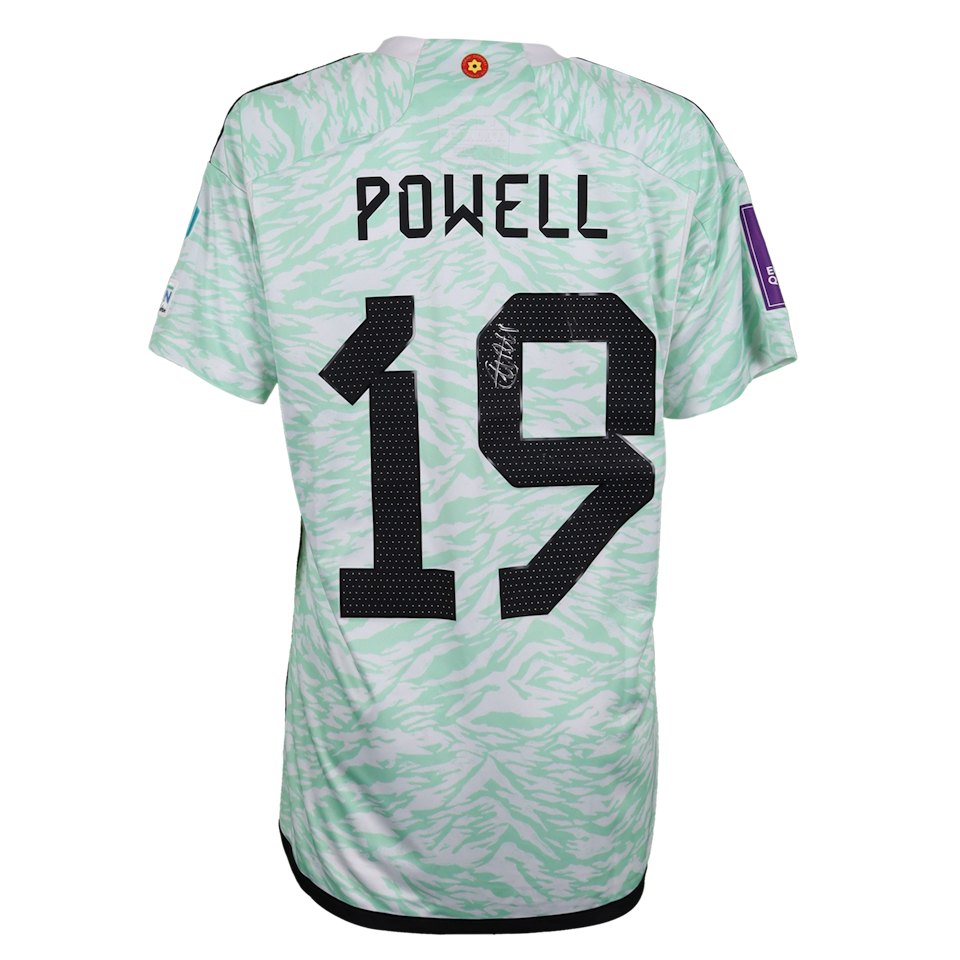 Ella Powell Wales W forması