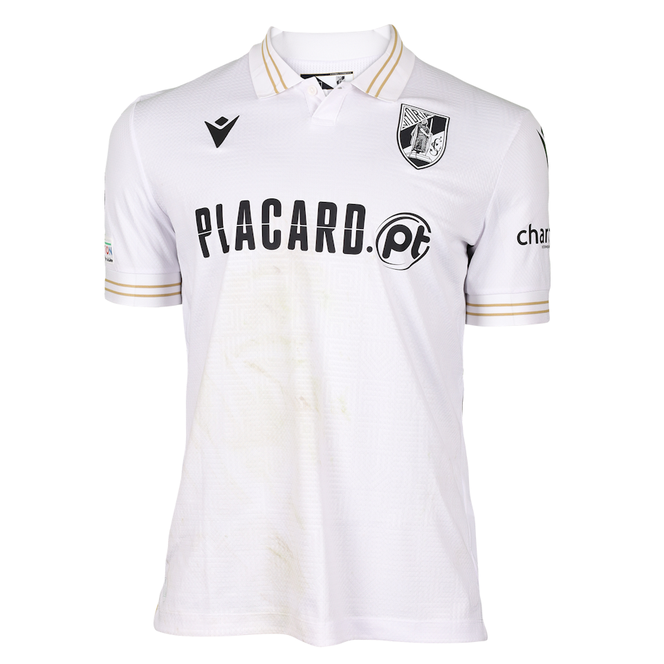 Alberto Oliveira Baio Vitória SC shirt