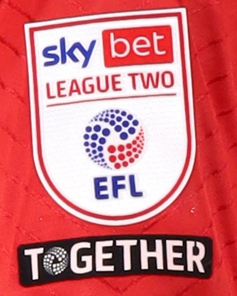 来自Swindon Town的Ollie Clarke球衣