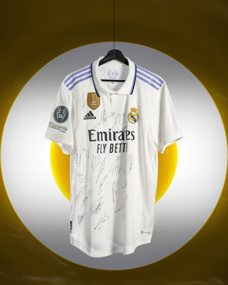 Squad Signed Shirt | Real Madrid