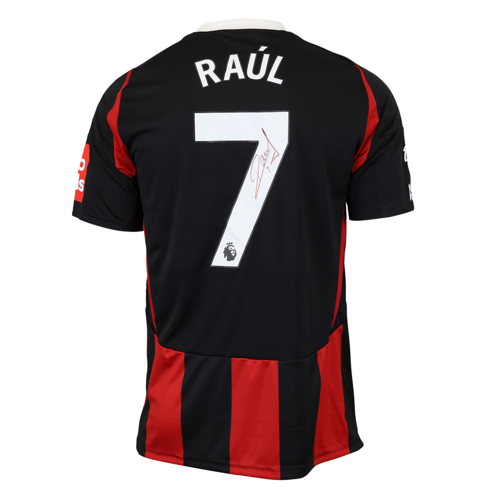Raúl Jiménez Fulham shirt
