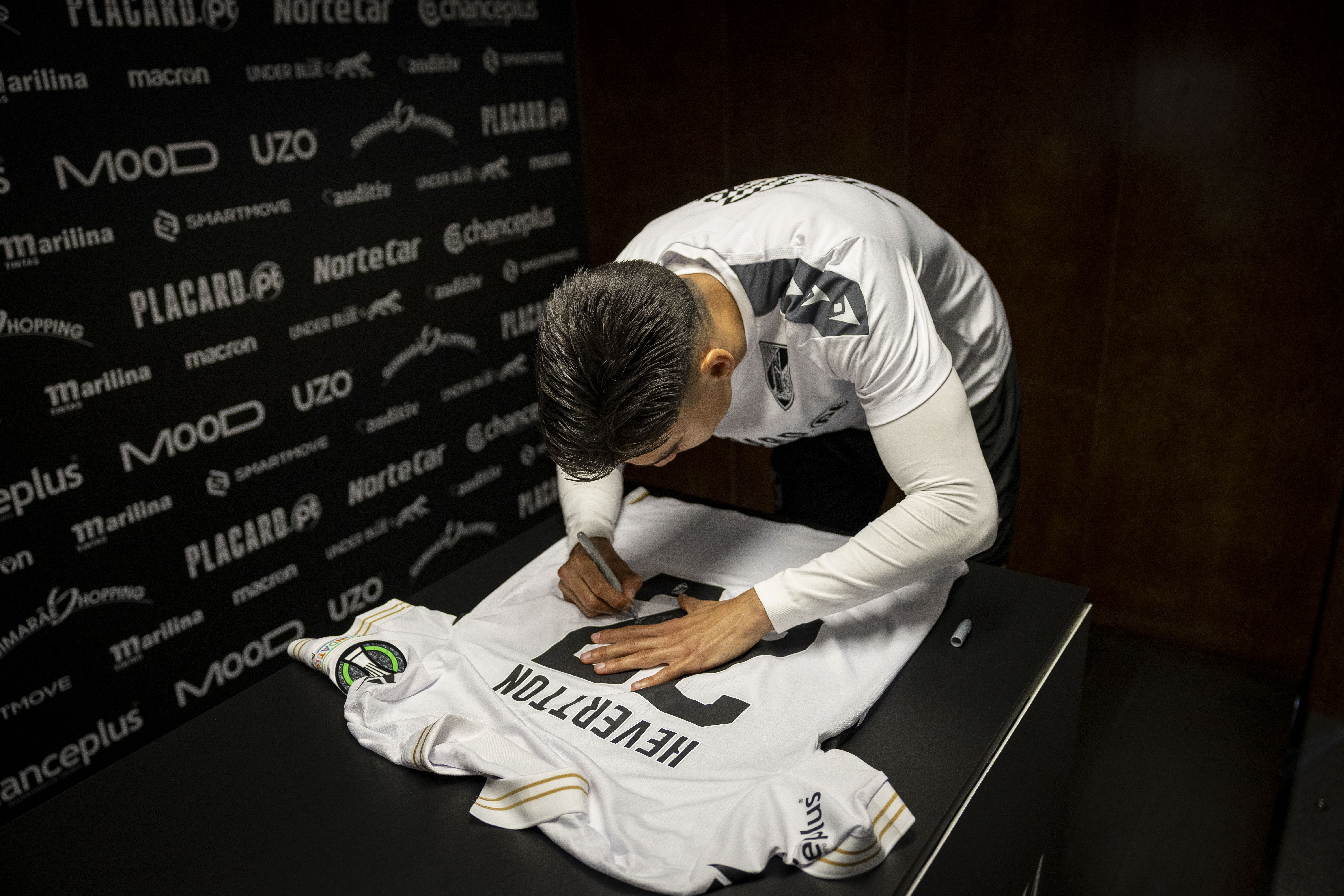 Hevertton Ciriaco Santos Vitória SC shirt