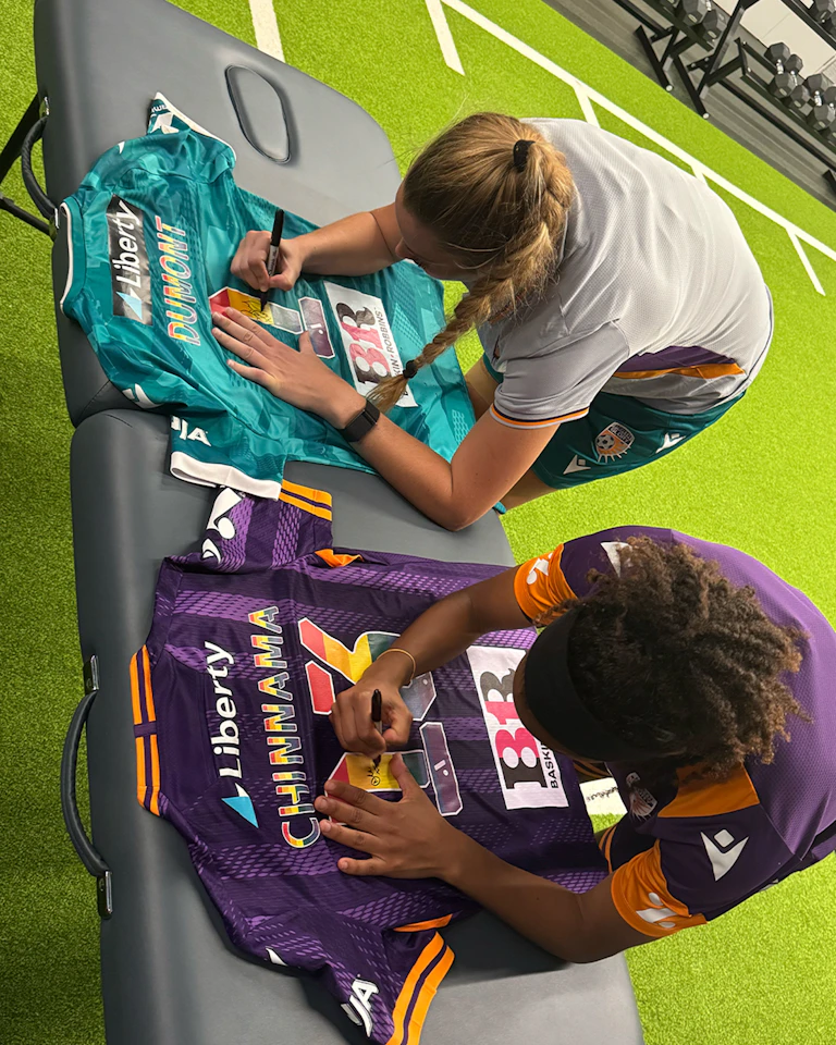 来自Perth Glory Women的Casey Dumont球衣