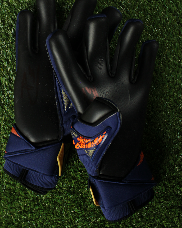 Walter Daniel Benítez - Goalkeeper gloves signed by Ivan Perišić