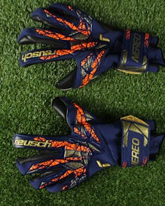 Walter Daniel Benítez - Goalkeeper gloves signed by Ivan Perišić