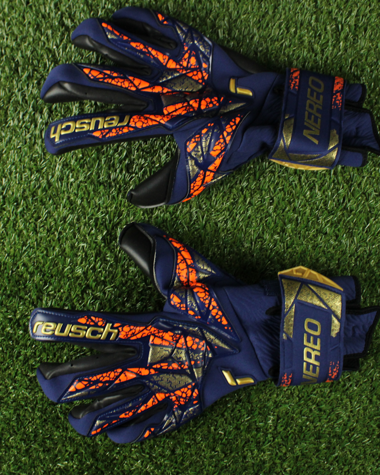 Walter Daniel Benítez - Goalkeeper gloves signed by Ivan Perišić