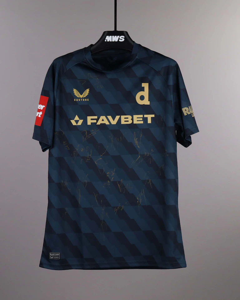 Squad Signed Shirt | Dinamo Zagreb