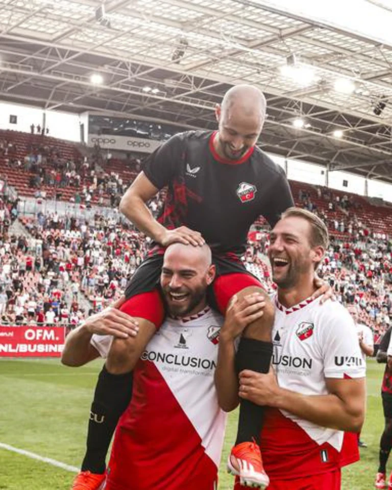 Signed Shirt of Mark van der Maarel Including Video Message