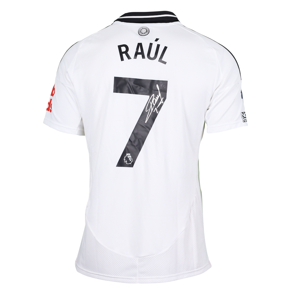 Raúl Jiménez Fulham shirt
