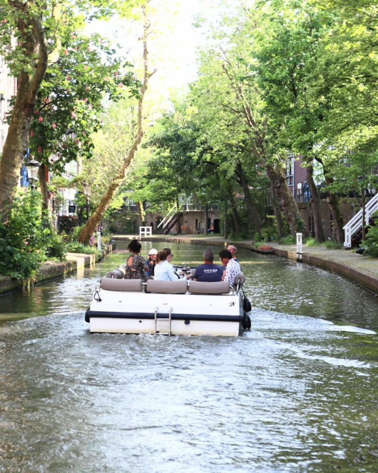 Cruise with 12 people from Kasteel Cammingha past Stadion Galgenwaard