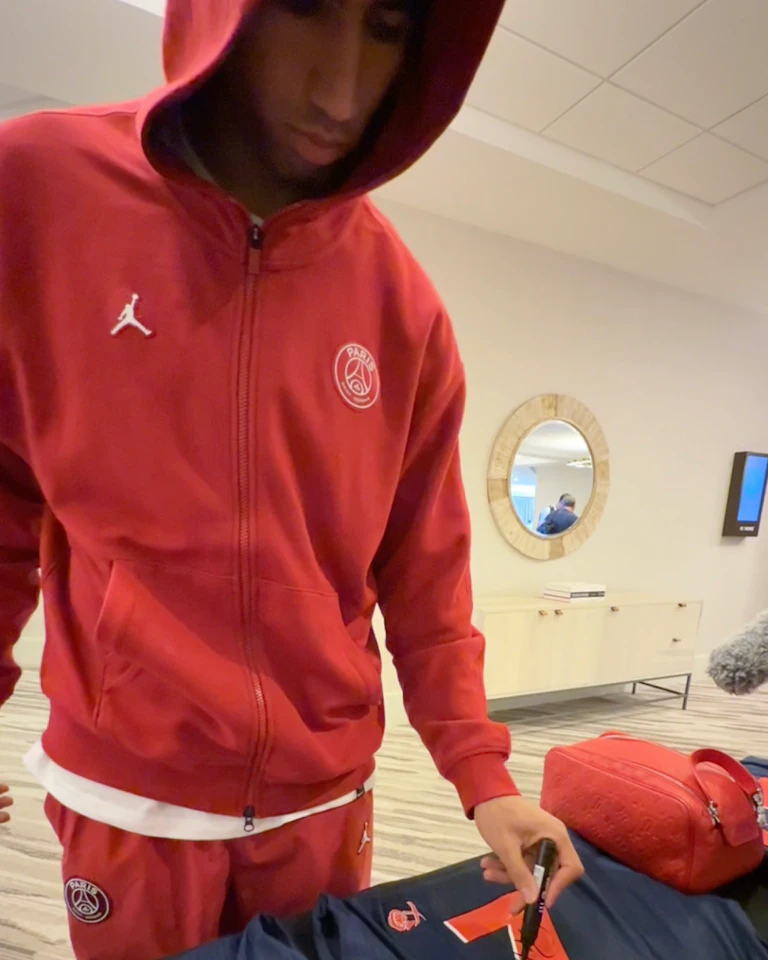 来自Paris Saint-Germain的Achraf Hakimi球衣