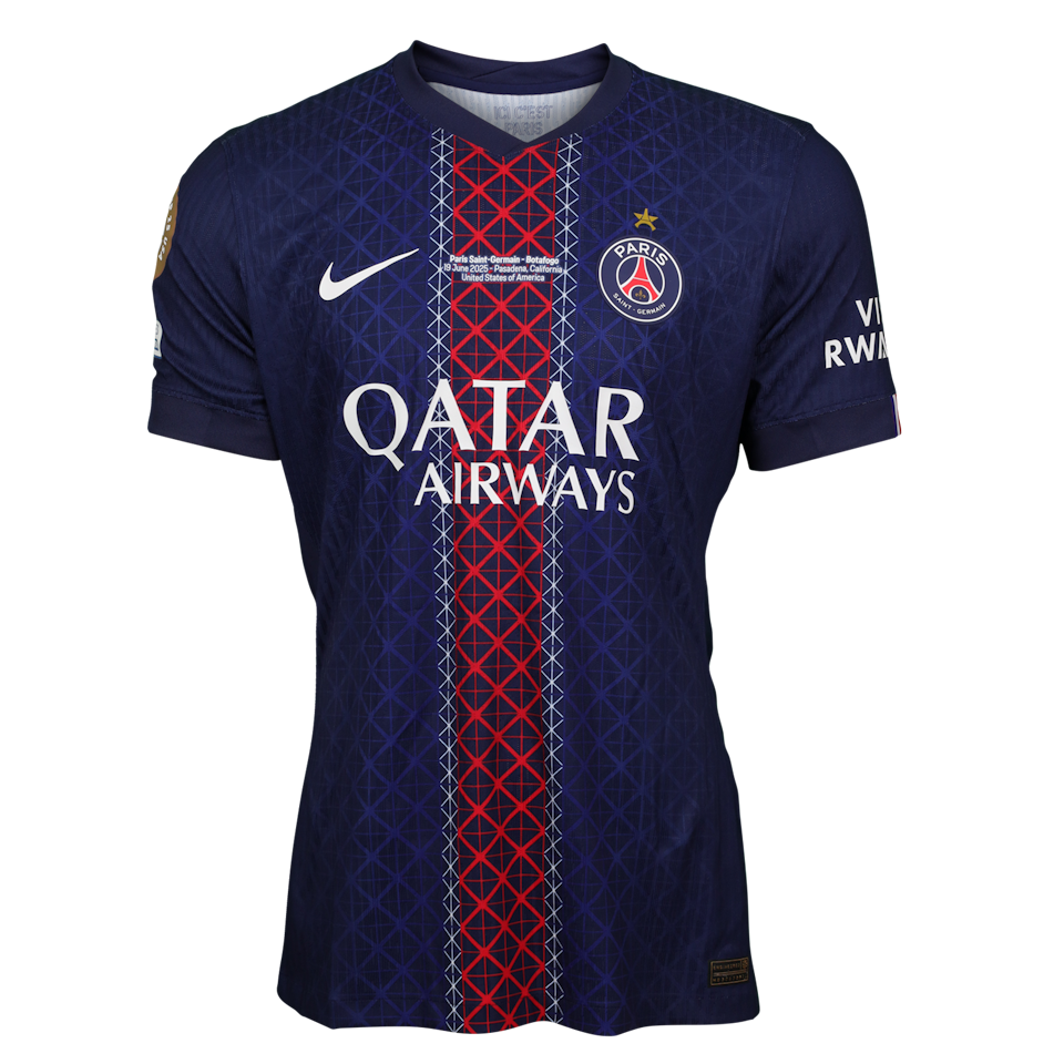 Paris Saint-Germain 팀의 Lucas Lopes Beraldo 셔츠