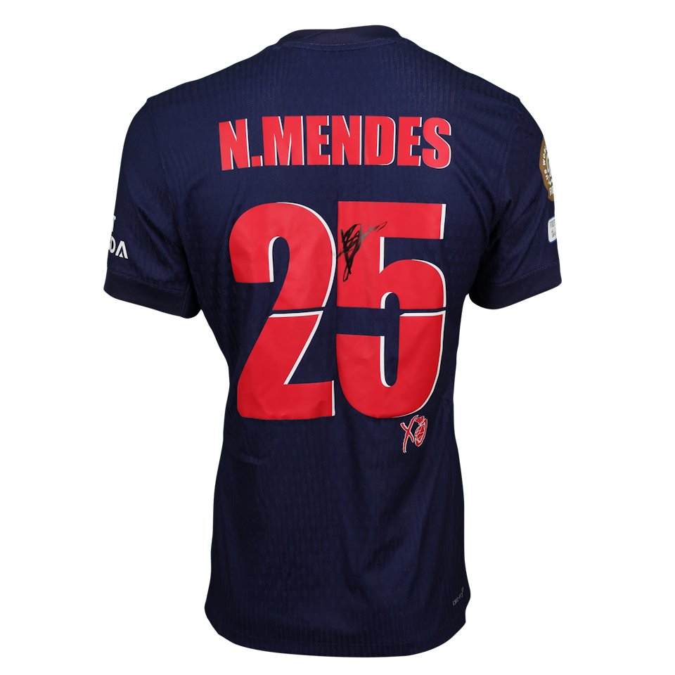 Paris Saint-Germain 팀의 Nuno Mendes 셔츠