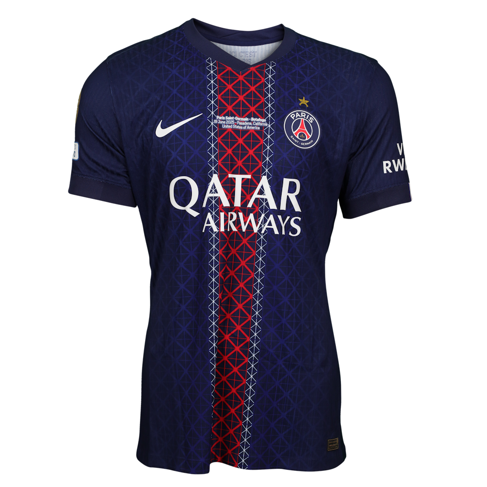 Paris Saint-Germain 팀의 Nuno Mendes 셔츠