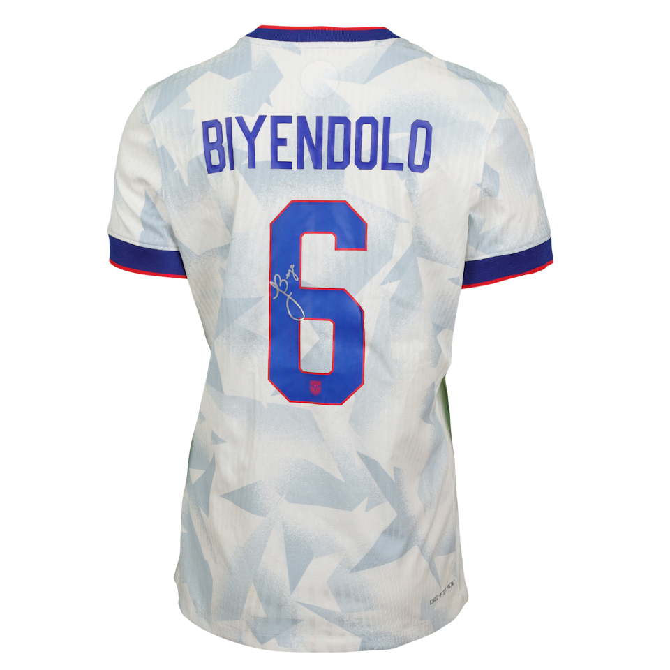 Lynn Biyendolo United States W shirt