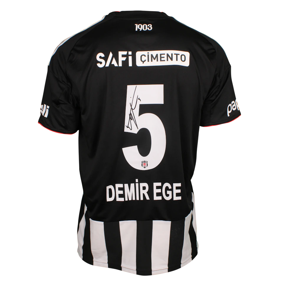 Beşiktaş JK 팀의 Demir Ege Tıknaz 셔츠