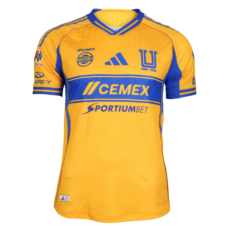 Juan Pablo Vigón Cham Tigres UANL shirt