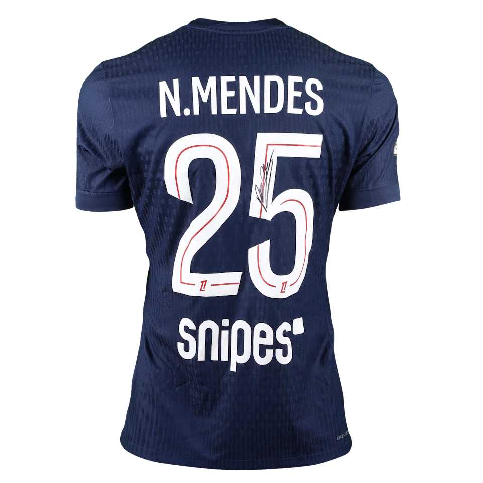 Paris Saint-Germain 팀의 Nuno Mendes 셔츠