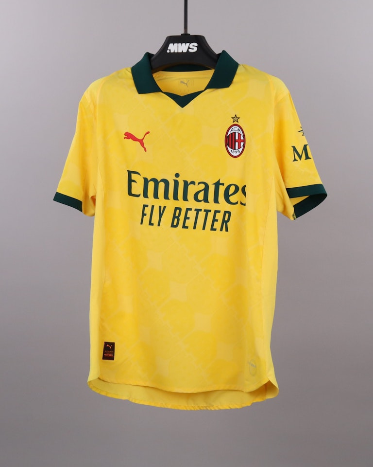 Pervis Estupiñán AC Milan shirt