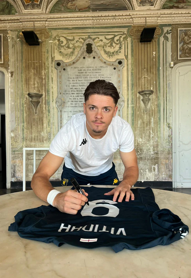 来自Genoa CFC的Vítor Manuel Carvalho Oliveira球衣