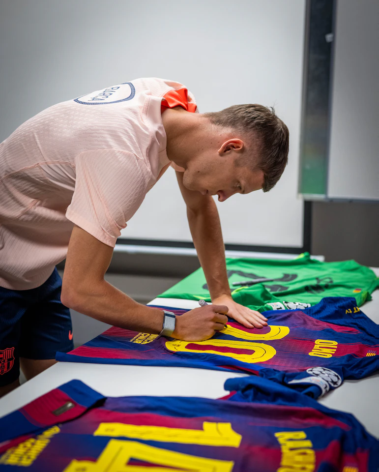 来自FC Barcelona的Dani Olmo球衣