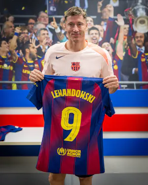 FC Barcelona 팀의 Robert Lewandowski 셔츠