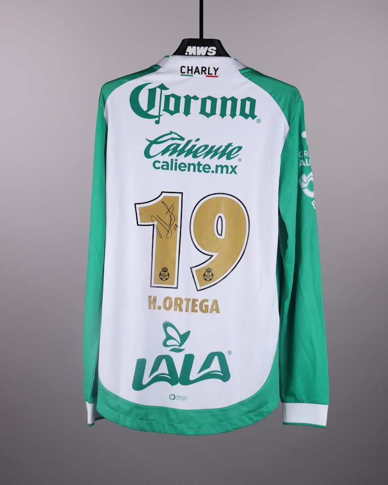 Óscar Haret Ortega Gatica Santos Laguna のシャツ