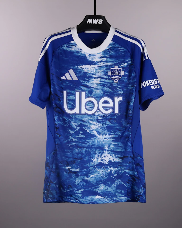 来自Como 1907的Nico Paz球衣