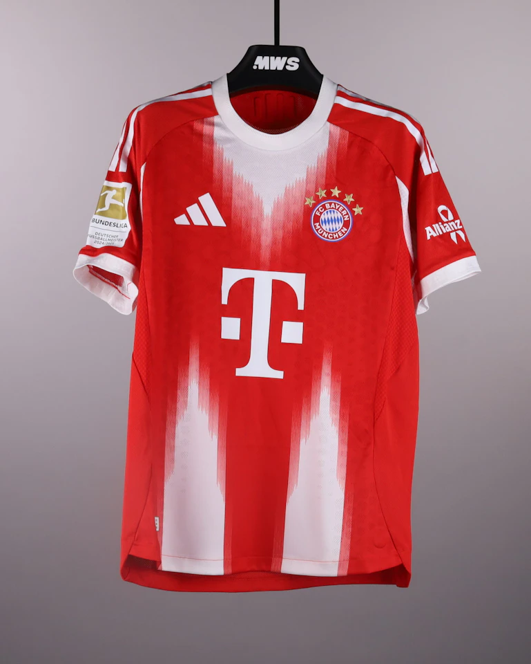 来自FC Bayern München的Konrad Laimer球衣