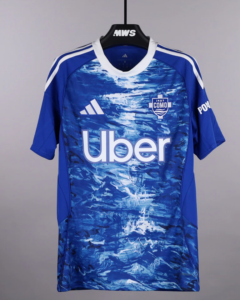 来自Como 1907的Nico Paz球衣