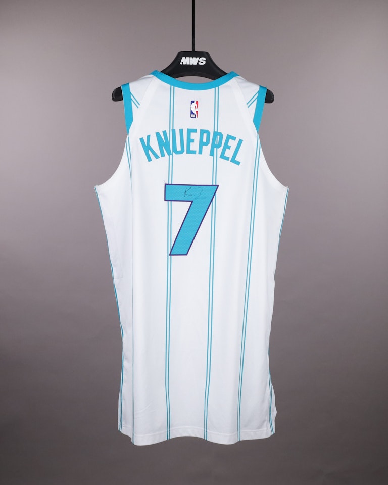 Kon Knueppel Charlotte Hornets のシャツ