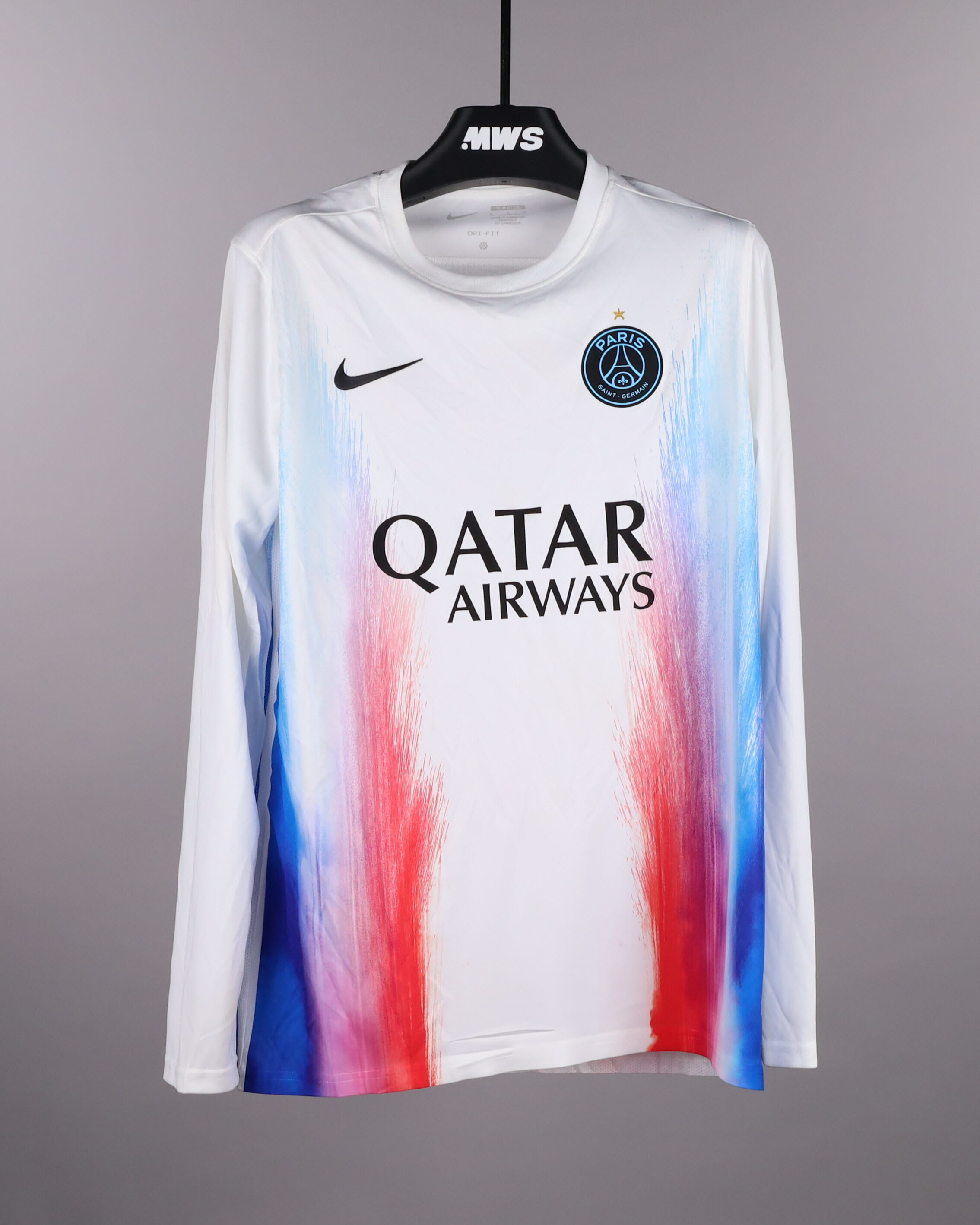 Khvicha Kvaratskhelia Paris Saint-Germain shirt