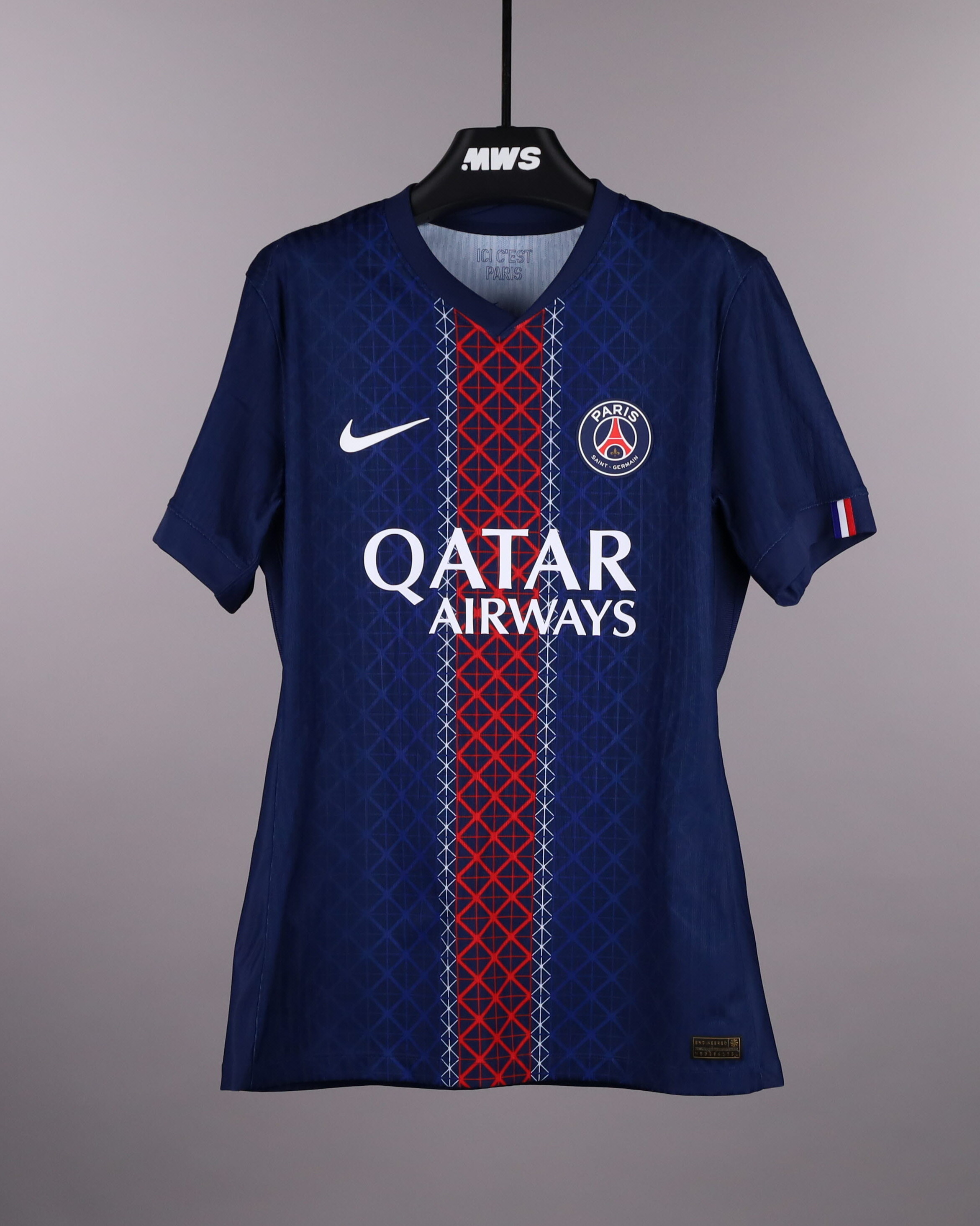 Khvicha Kvaratskhelia Paris Saint-Germain shirt