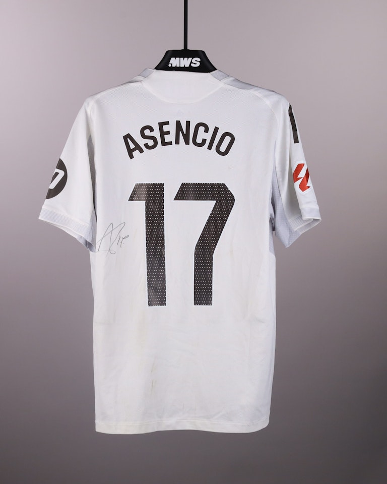 Raúl Asencio Real Madrid のシャツ