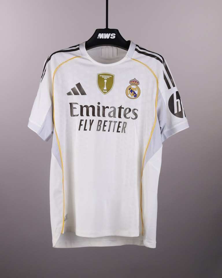 Raúl Asencio Real Madrid のシャツ