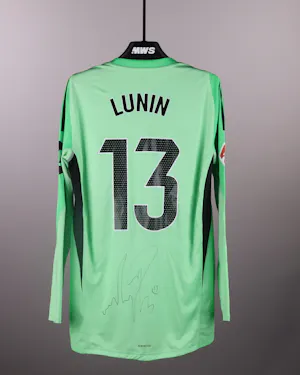 来自Real Madrid的Andriy Lunin球衣